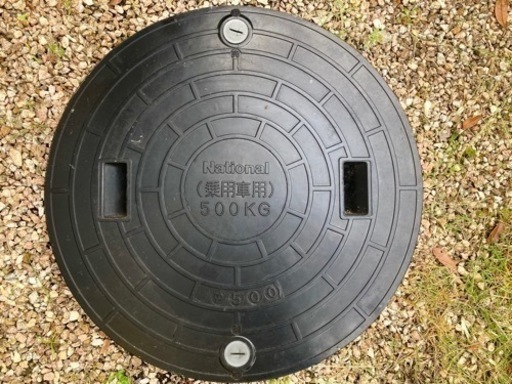 マンホール　黒