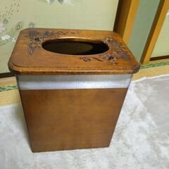 和室に木彫りゴミ入れ葡萄園。