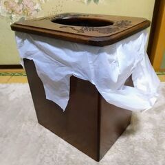 和室に木彫りゴミ入れ葡萄園。の画像