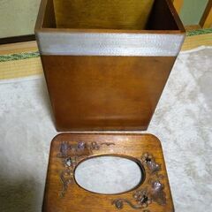 和室に木彫りゴミ入れ葡萄園。の画像