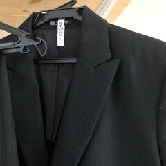 コムサデモードのパンツスーツの画像