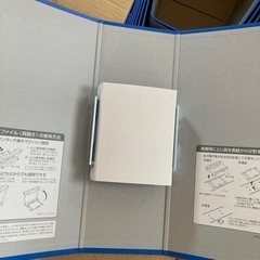 【特価！新品未使用】 TANOSEE 両開きパイプ式ファイルV A4タテ  背幅100mm 青 1冊 〔×10セット〕の画像