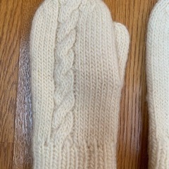 手編みの毛糸手袋の画像