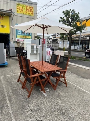 ☆目玉商品!!☆ 行楽シーズンにもピッタリ!! ガーデンテーブル ピクニックテーブル パラソルおまけ!! 折りたたみ椅子×4脚 リクライニング可 テーブルも畳めますよ！