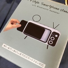 Bluetooth スピーカー付TV型スマホスタンドの画像