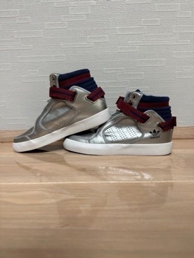 adidas アディダスオリジナルス　スニーカー　シルバー