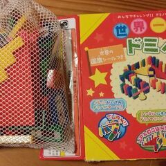 ドミノ、ピンポン(オモチャの卓球) お話し中