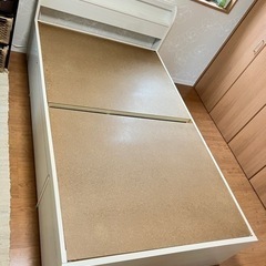 セミダブル白⭐︎フレーム&マットレスのセットの画像