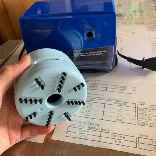 電動シャープナーと消しゴム屑掃除機