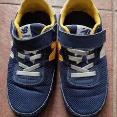 美品！New Balance　スニーカー　21センチ