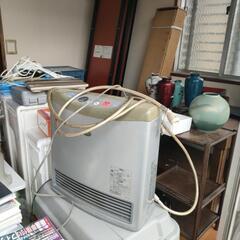 タンス、ファンヒーター、ソファーの画像