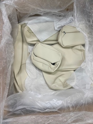 ラパン　ブロスクラッツィオ　シートカバー　　白でかなり清潔感があり状態は新品未使用です