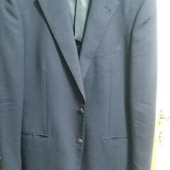 紺ブレザーです。左腕に少し裂けてますが、縫えばまだまだ使用出来ます。