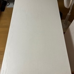 白いテーブル