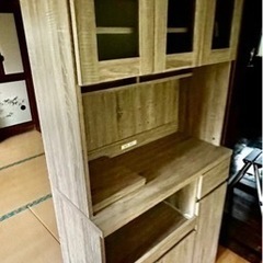 取引相手決定】可愛い木製の食器棚の画像