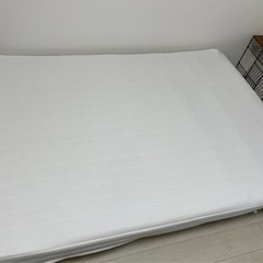 脚付きダブルマットレスベッドの画像