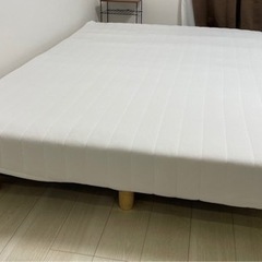 脚付きダブルマットレスベッドの画像