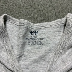エイチアンドエム　キッズ　Tシャツ　2枚　98〜104センチ 紺のTシャツは糸のほつれあります。の画像
