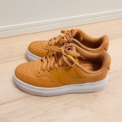 NIKE 厚底ベージュスニーカー　23.5cm