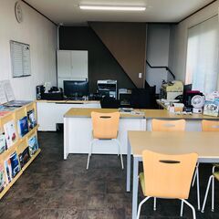 自動車整備工場での軽作業の画像