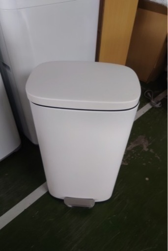 ゴミ箱　ペダルペール　白　50Lくらいです★