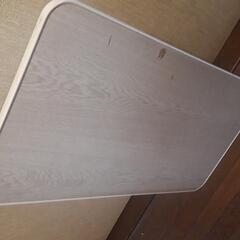 横長の机。足折りたたみ可能