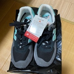ニューバランスのスニーカータグ付き