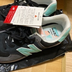 ニューバランスのスニーカータグ付きの画像
