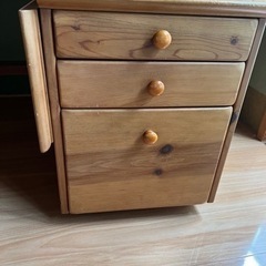 机、椅子の画像