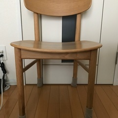 無印良品の椅子1脚とテーブル1つの画像