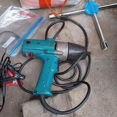 整備工具一式（インパクトレンチ、バッテリー充電器など）