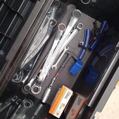 整備工具一式（インパクトレンチ、バッテリー充電器など）の画像