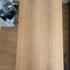 無印良品の椅子1脚とテーブル1つの画像