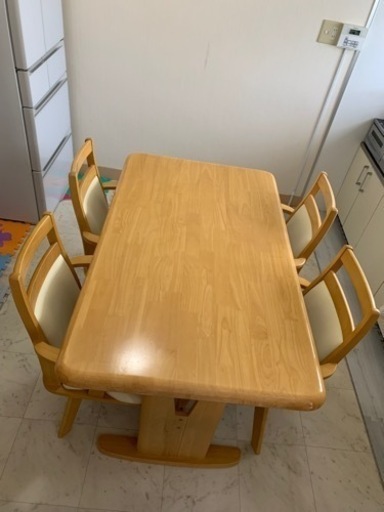 ダイニングテーブル&肘掛け付き回転椅子4脚