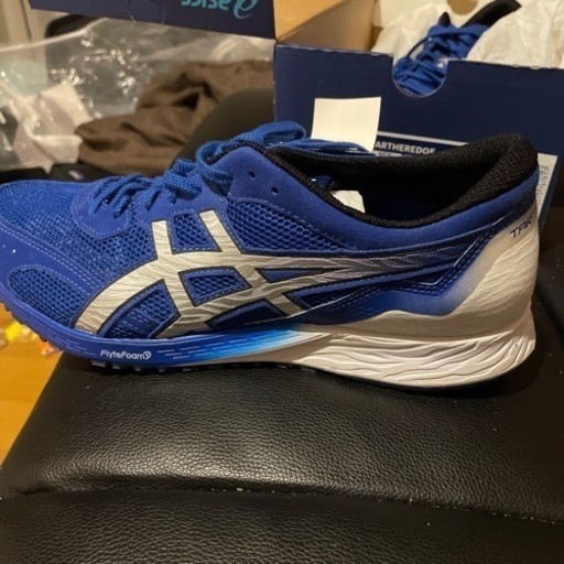 ブルーのランニングシューズ