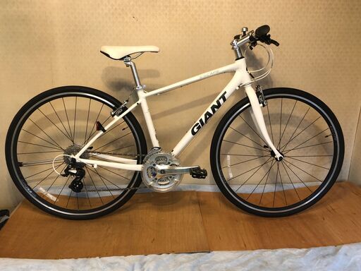 新品のようなGIANT エスケープR 3