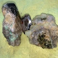 エメラルド　パワーストーン原石　色々7点セットの画像