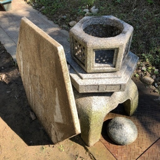 古い大きな石灯篭　雪見灯篭　古民家　カフェ　インテリア