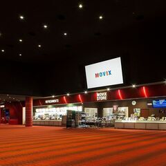 【MOVIX三郷】映画館スタッフ募集！最新映画もチェックできる人気職種、未経験でもOKなのでアルバイトデビューにもぴったり！学生・フリーター・主婦(夫)と様々な世代が活躍中！シフトは1週間ごと更新なので予定も立てやすい！の画像