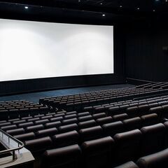 【MOVIX三郷】映画館スタッフ募集！最新映画もチェックできる人気職種、未経験でもOKなのでアルバイトデビューにもぴったり！学生・フリーター・主婦(夫)と様々な世代が活躍中！シフトは1週間ごと更新なので予定も立てやすい！の画像