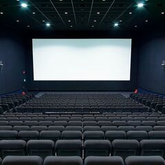 【MOVIX柏の葉】映画館スタッフ募集！最新映画もチェックできる人気職種、未経験でもOKなのでアルバイトデビューにもぴったり！学生・フリーター・主婦(夫)と様々な世代が活躍中！シフトは1週間ごと更新なので予定も立てやすい！の画像