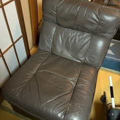 1人掛け革製ソファー４つ無料にてお譲り致します。