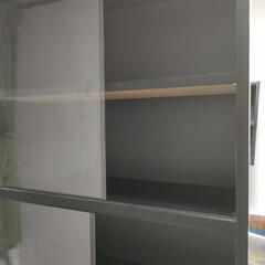 ガラス付き本棚の画像