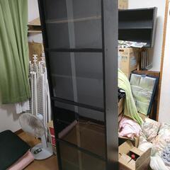 ガラス付き本棚の画像