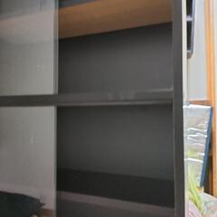 ガラス付き本棚の画像