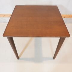 人気のkarimoku60(カリモク60+) ダイニングテーブル800です。レトロで