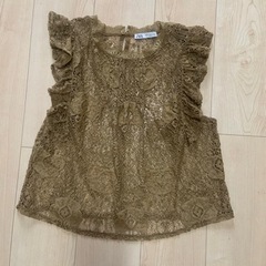 ZARAのカーキゴールド系レーストップスと、GAPビスチェ