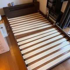 ベッドフレーム　セミダブル　ロータイプ　コンセント付き