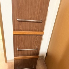 ディスプレイ棚付きスリム本棚の画像