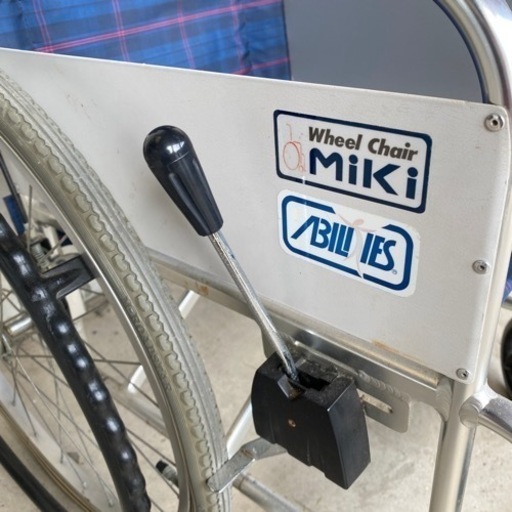 ブルーのチェックがオシャレな車椅子